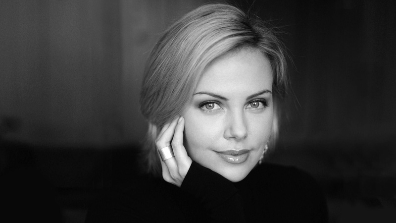 Charlize Theron, mid adult, one person, women, hair, females, looking at camera, 1080P, smiling, monochrome, emotion, human face, headshot, contemplation