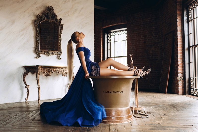 fashion, side view, young adult, legs, 1080P, sitting, looking away, real people, dress, one person, elegance, blue dress, women indoors, women, fashion model