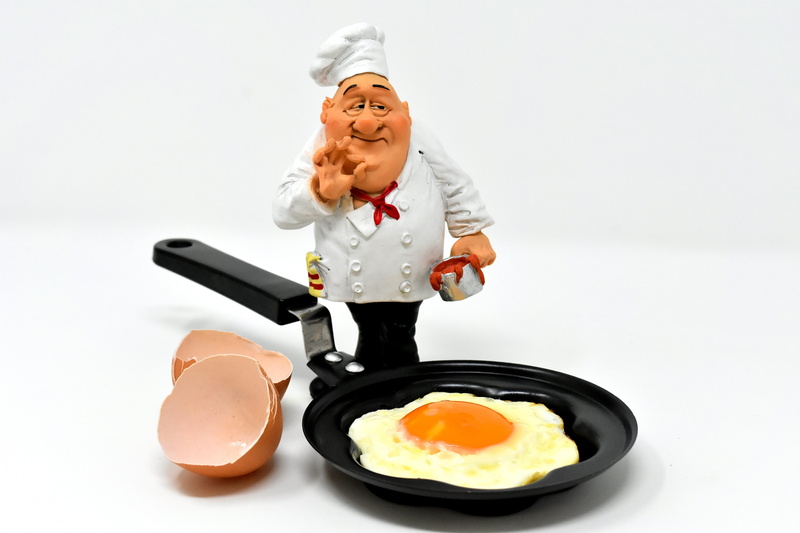 fried, looking, pan, food, figure, cooking, chef, uniform, fry, frying pan, smiling, egg yolk, one person, white background, egg, studio shot, fun, emotion