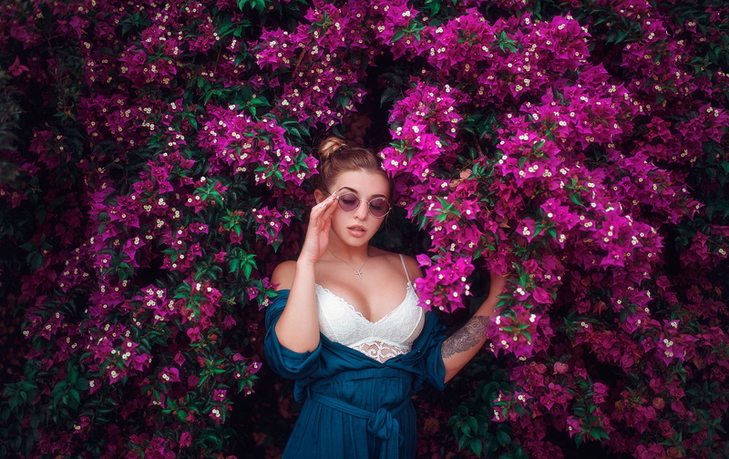 flowers, women, bougainvillea, plants, cleavage, women with glasses, 2K
