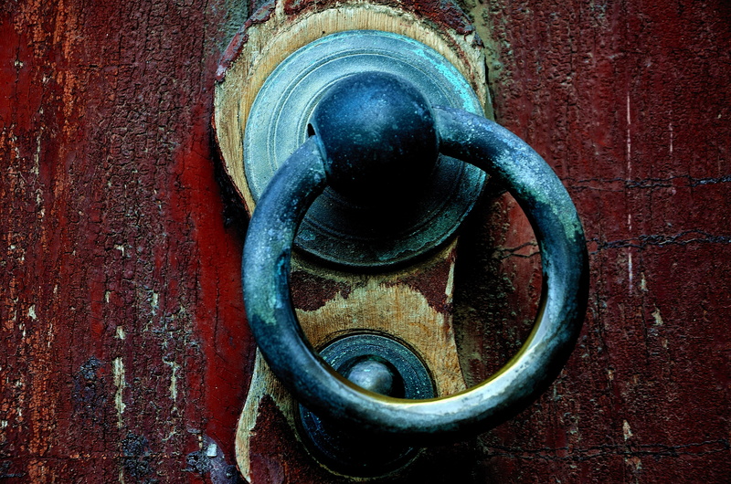 close-up, security, 4K, safety, geometric shape, house, day, sash, wood - material, outdoors, protection, entrance, wood, rusty, circle, handle, old, ring