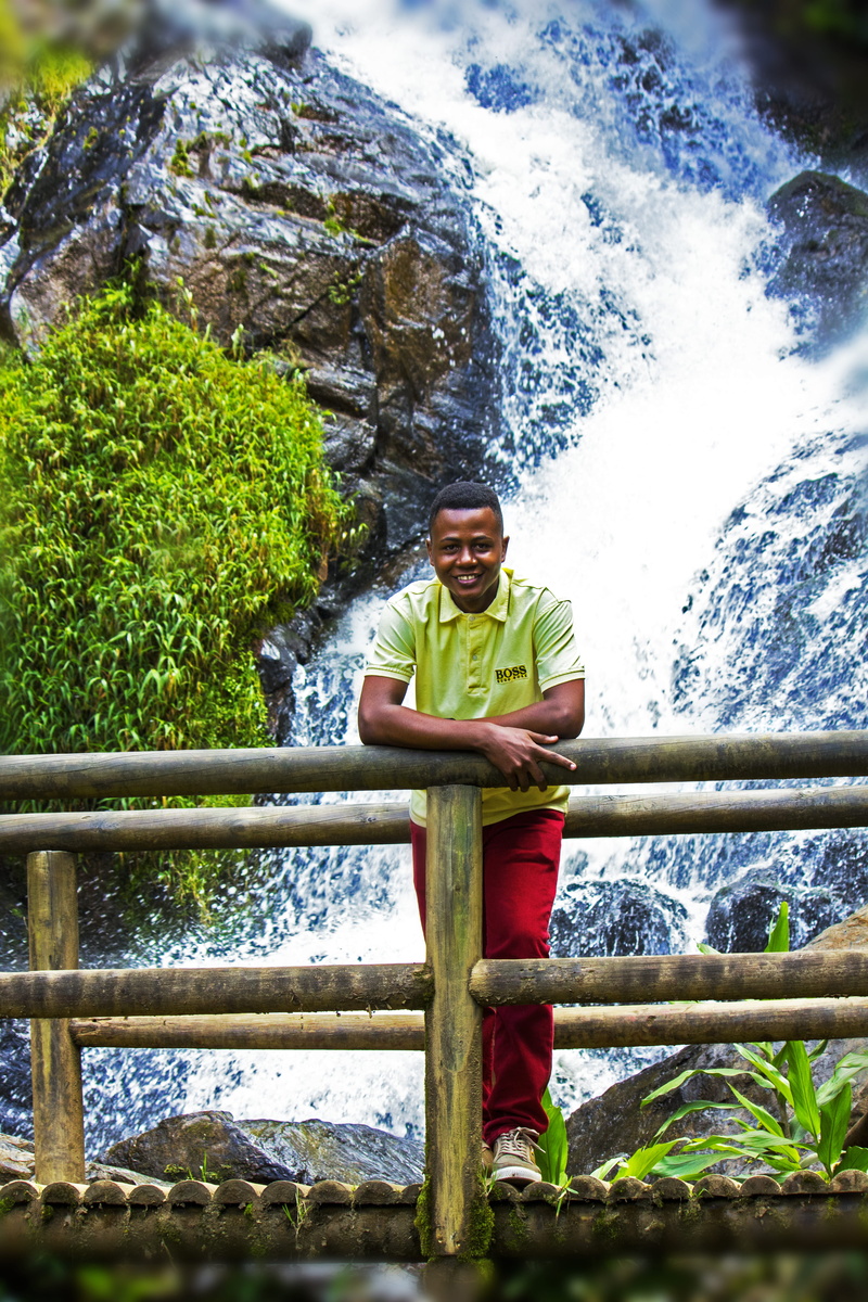 leisure activity, 5K, day, smile, front view, railing, looking at camera, water, young adult, cascada, real people, standing, antioquia, portrait, mature men
