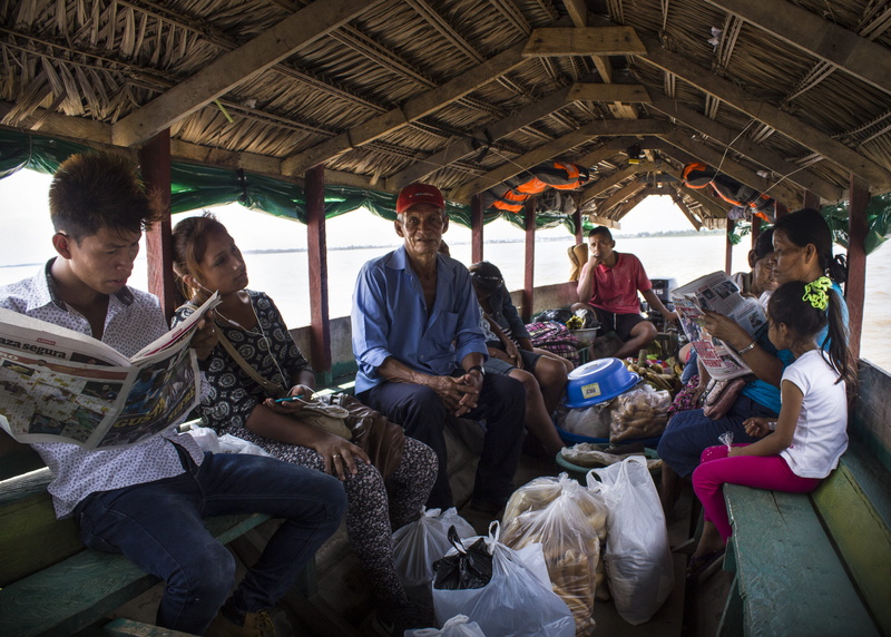 lifestyles, crowd, casual clothing, iquitos, amazon, men, river, 4K, river people, relaxation, transportation, lifestyle, group, females, boat, group of people