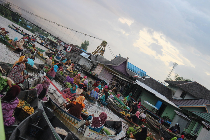 sunrise, crowd, building exterior, festival, market float, men, banjarmasin, large group of people, outdoors, high angle view, lifestyles, 5K, day, cloud - sky