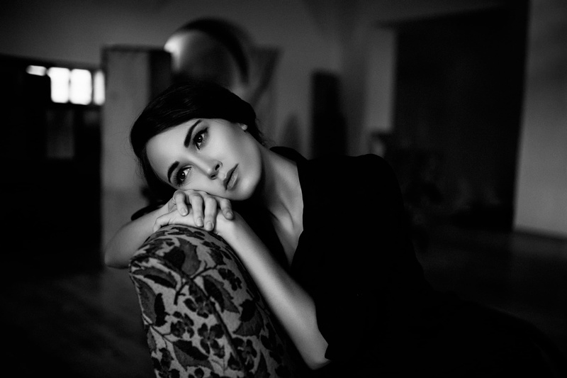 women, looking at camera, focus on foreground, young women, clothing, lifestyles, Dominica, portrait, beauty, 1080P, waist up, contemplation, indoors