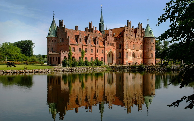 green, architecture, Dansk, water, Denmark, famous Place, 720P, trees, body, Funen, body of water, leafy, castle, near, history, europe, Egeskov Castle
