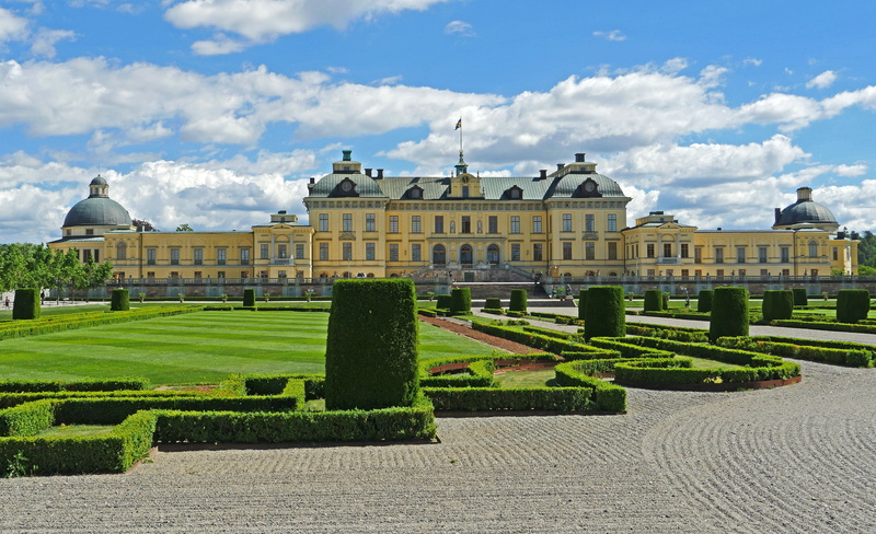 royal palace, built structure, schlossgarten, government, lawn, grass, garden path, castle park, outdoors, stately, equipment, building, city, day, royal family