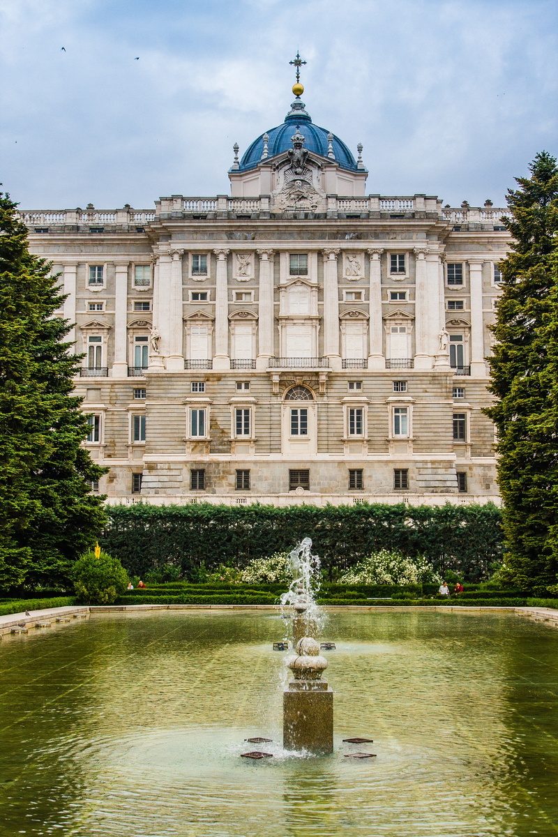 monument, tree, plant, history, royal palace, spraying, garden, human representation, famous Place, art and craft, sculpture, building exterior, architecture