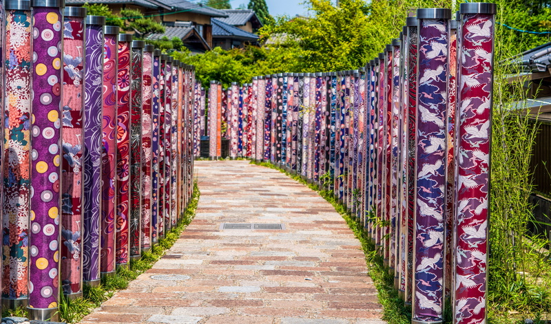 footpath, pathway, alley, colorful, direction, wall, kyoto, landmark, plant, the way forward, in a row, no people, walkway, religion, architecture, day