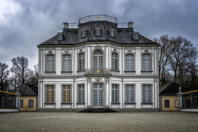 cloud - sky, education, low angle view, day, plant, falconry, outdoors, building exterior, casanova, tree, built structure, building, germany, residential district