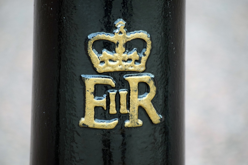 london, communication, royal cypher, representation, built structure, yellow, design, belief, architecture, creativity, 5K, entrance, royal cypher of queen elizabeth ii