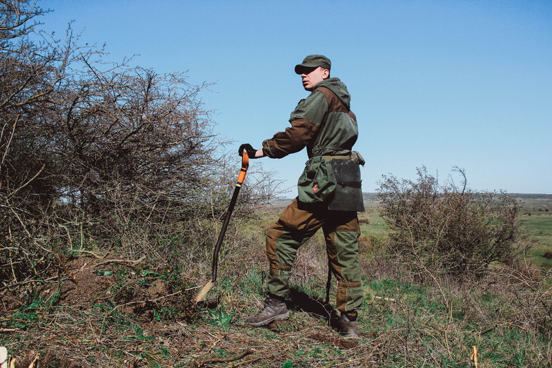 clear sky, plant, weapon, arheology, one person, field, military, militrary, gun, day, hunting, tree, shovel, vegetation, uniform, person, sky, expedition
