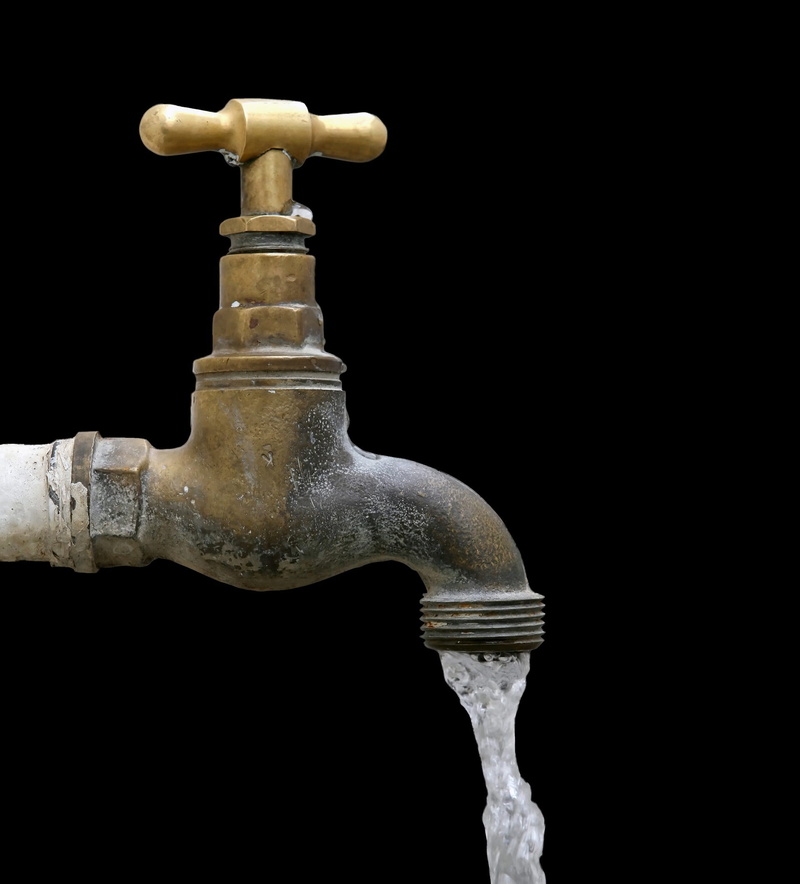 water, flowing, indoors, background, no people, outside, black background, king - chess piece, single object, household fixture, outdoors, close-up, 1080P