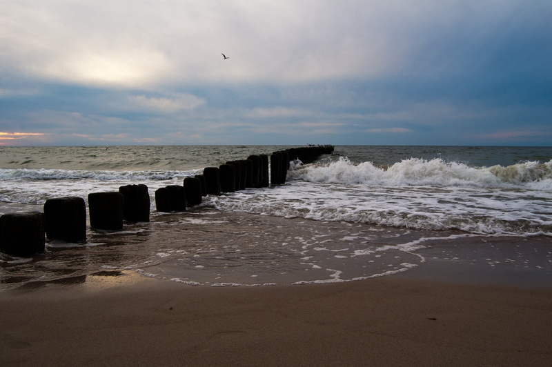 no people, water, horizon over water, landscape, holidays, nature, the coast, unconcern, power in nature, coastline, beauty in nature, horizon, land, wave