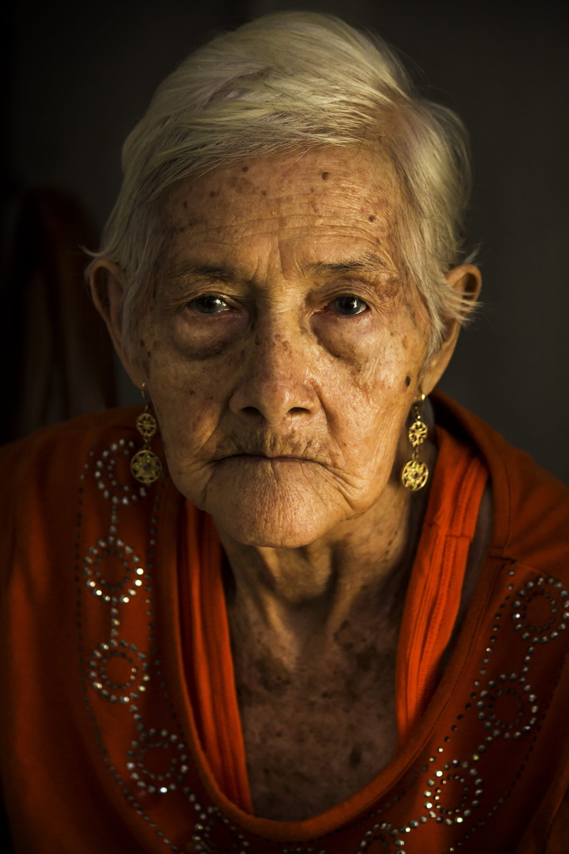 senior women, older lady, portrait, indoors, senior adult, looking at camera, lifestyles, wrinkled, beauty, grandparent, sad, white hair, front view, headshot