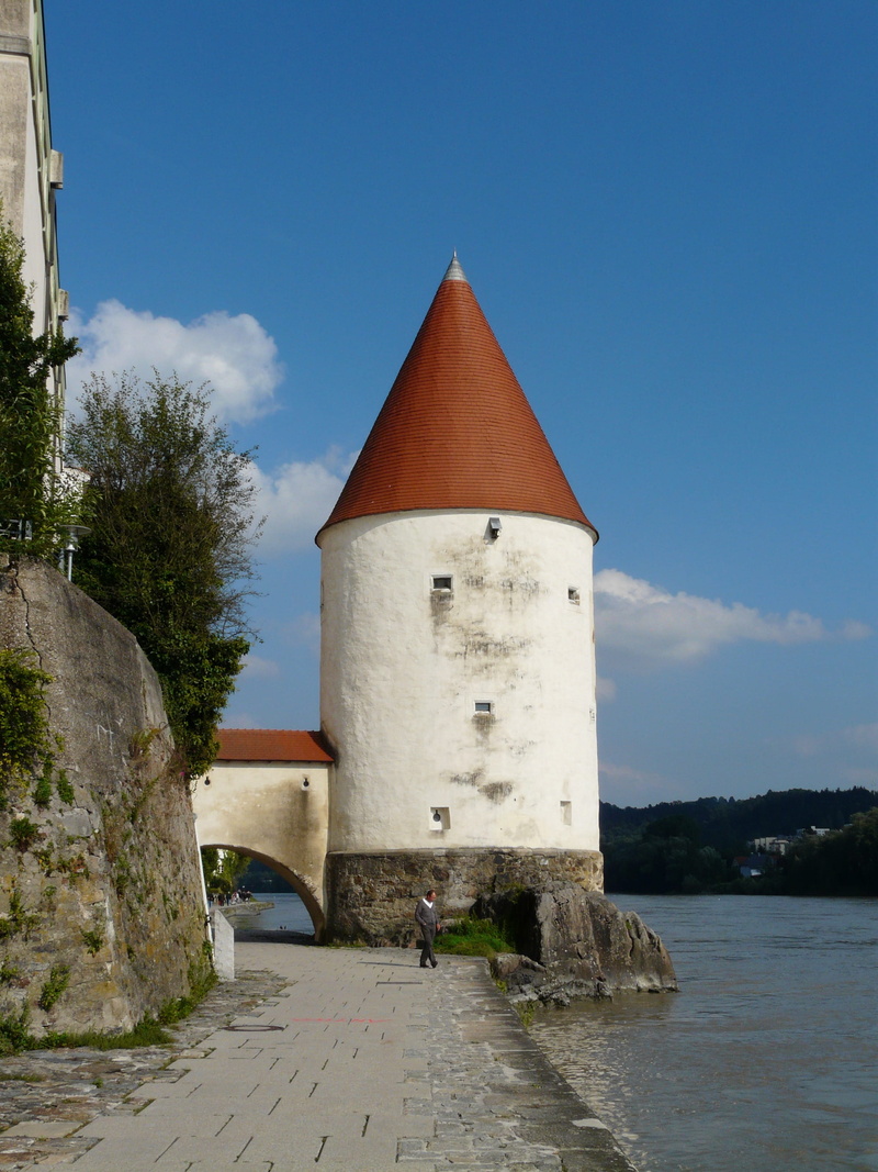 Landmark, outdoors, Passau, round tower, no people, schaiblingsturm, architecture, innkai, cloud - sky, Tower, spitz helmet, built structure, 2K, water