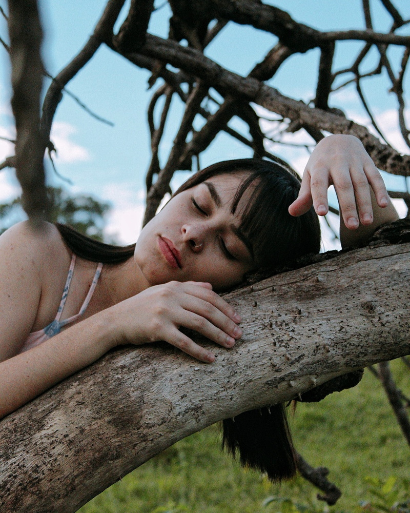 focus on foreground, beauty, casual, strap, female, women, lady, hands, grass, skin, leisure activity, portrait, photoshoot, hand, lips, girl, day, nature