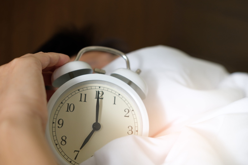 morning, late, wake up, time, snooze, focus on foreground, ring, room, concept, minute hand, accuracy, rest, adult, focus, indoors, photo, relaxation, deadline