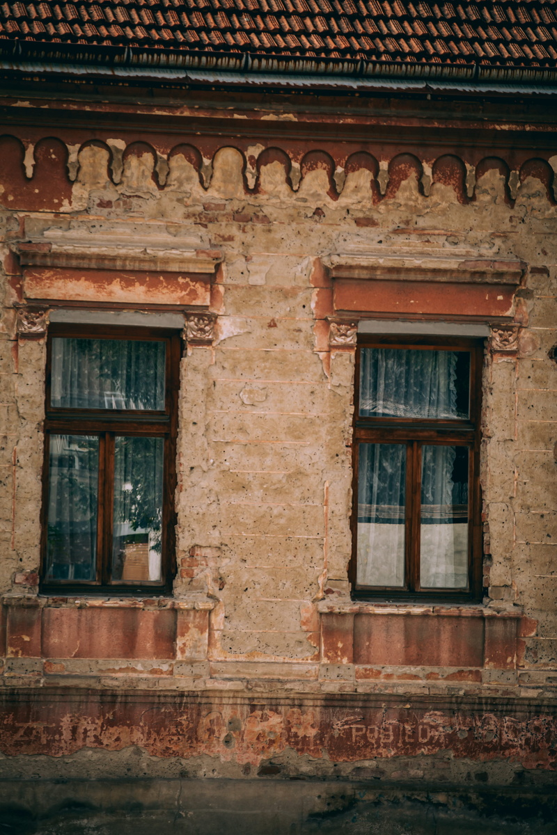 wall, curtain, windows, building, home decor, entrance, the past, no people, house, built structure, urban, brčko, outdoors, canon 6d, residential district