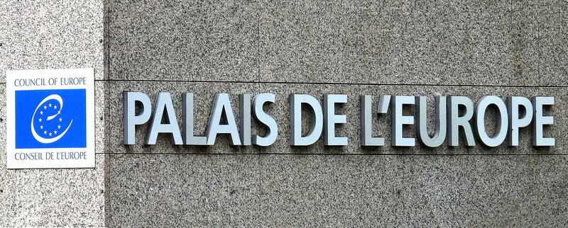 script, day, capital letter, built structure, concrete, sign, building exterior, outdoors, message, eu, communication, Strasbourg, non-western script, 2K