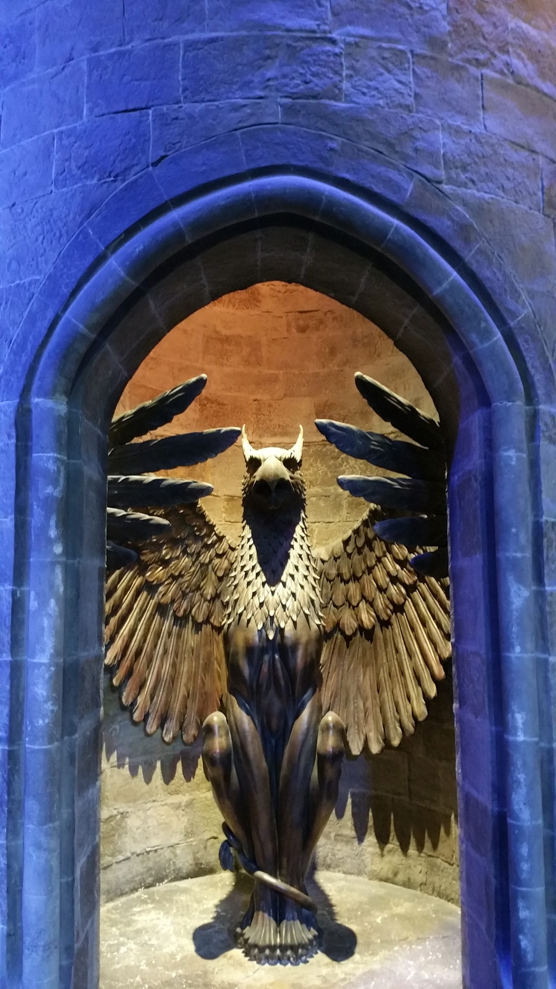 close-up, history, warner studio, outdoors, arch, statue, craft, architecture, built structure, creativity, building, the past, animal themes, warner bros