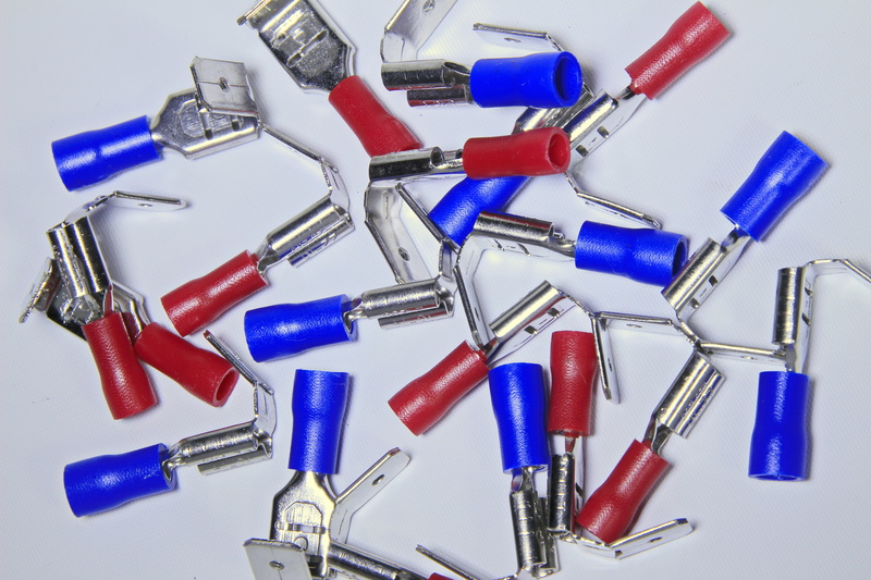 equipment, dc plug, kfzstecker, healthcare and medicine, white background, abundance, studio shot, choice, still life, 12v plug, no people, red clamp, blue jam