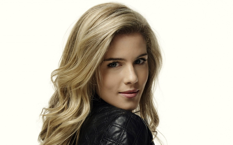 looking at viewer, actress, leather jackets, Felicity, women, white  background, 2K, Arrow (TV series), simple background, blonde, Emily Bett Rickards