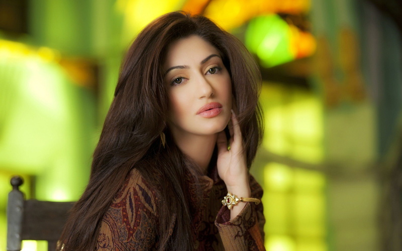 portrait, long hair, beautiful woman, women, looking at camera, contemplation, reyhna malhotra, young adult, hairstyle, desi girls, headshot, focus on foreground