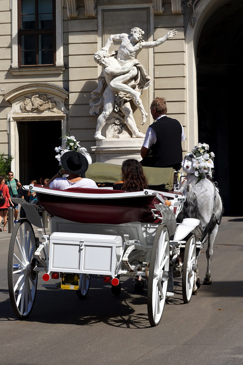 city, carriage ride, lifestyles, built structure, horses, group of people, representation, tourists, nostalgia, eke, white horses, attraction, art and craft