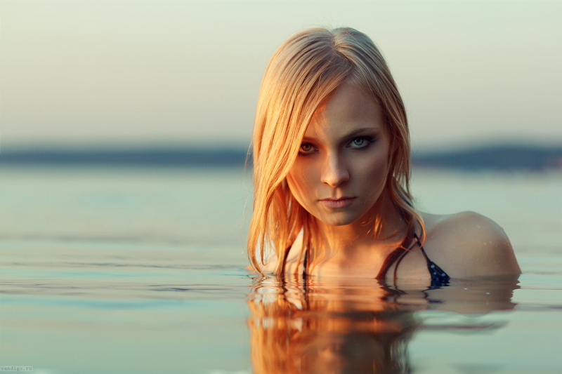 blonde, 1080P, sunlight, closeup, face, in water, looking at viewer, model, blue eyes, photography, wet hair, depth of field, water, women outdoors, bokeh