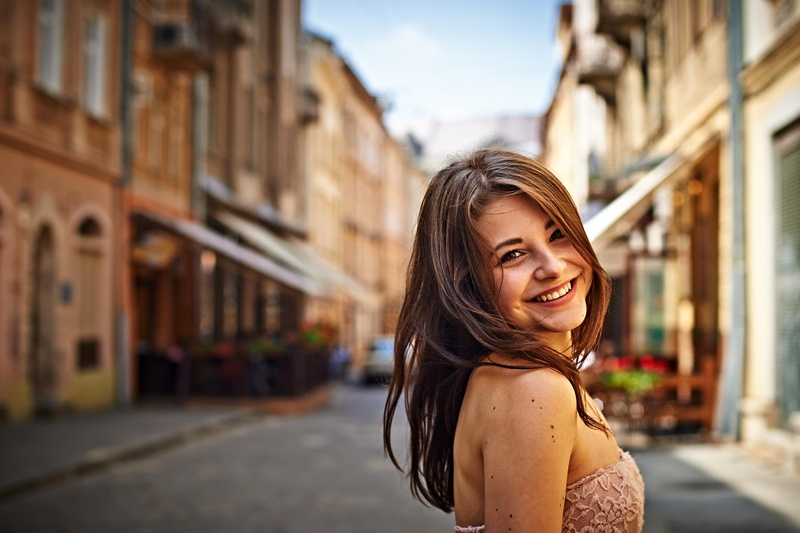 casual clothing, hair, Dana Kareglazaya, city, architecture, smiling, street, beauty, hairstyle, looking at camera, happiness, young women, beautiful woman