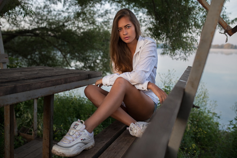 park bench, young women, hair, one person, women, shorts, model, fashion, young adult, women outdoors, teenager, beauty, relaxation, hairstyle, 1080P