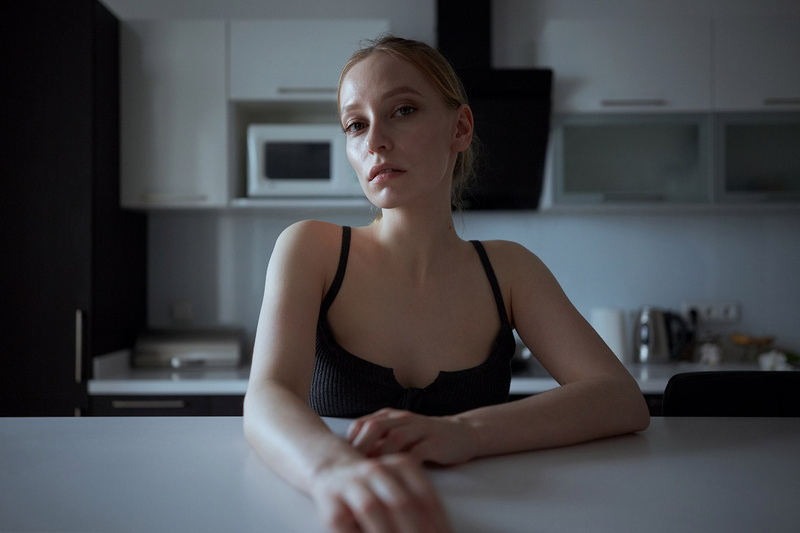 portrait, blonde, contemplation, sitting, face, photography, front view, model, home, adult, 1080P, kitchen, young adult, day dreaming, teenager, beauty