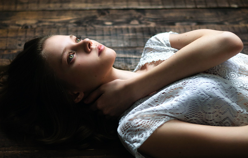 beautiful woman, lying on back, indoors, adult, 1080P, hairstyle, flooring, face, day dreaming, relaxation, lying down, serene people, long hair, beauty