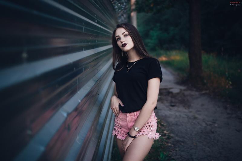 necklace, jean shorts, women, portrait, T-shirt, women outdoors, 2K, depth of field, trees