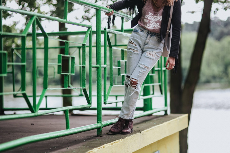 body part, one woman only, pretty, people, leisure activity, day, woman, limb, railing, built structure, caucasian Ethnicity, casual clothing, rail, handrail
