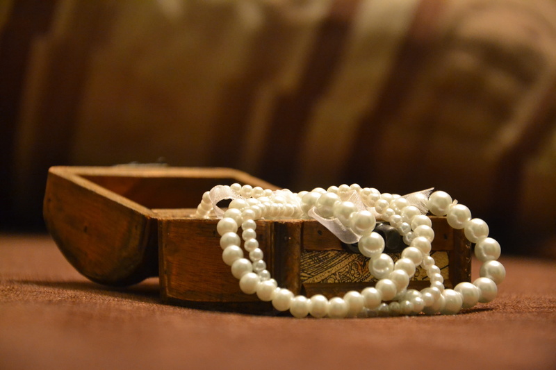 precious gem, antique, close-up, ornate, bead, pearl jewelry, wooden, jewelry box, gray, luxury, pearls, indoors, single object, coffer, 2K, wealth, gold
