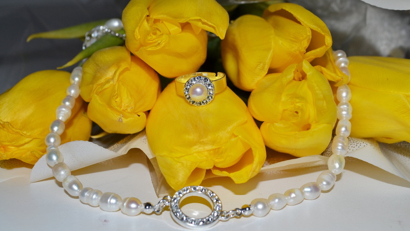 close-up, gemstone, focus on foreground, elegance, bead, gift, personal Accessory, shiny, food and drink, decoration, white, high angle view, tulips, wealth