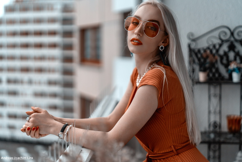 looking at viewer, silver hair, Lara Waltemode, young adult, 1080P, hairstyle, fashion, casual clothing, waist up, portrait, beautiful woman, sunglasses