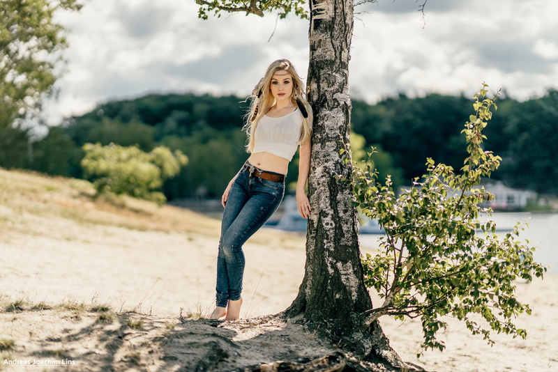 parted lips, belt, white tops, Loba, barefoot, women, model, women outdoors, looking at viewer, outdoors, 1080P, trees, blonde, Andreas-Joachim Lins, feathers