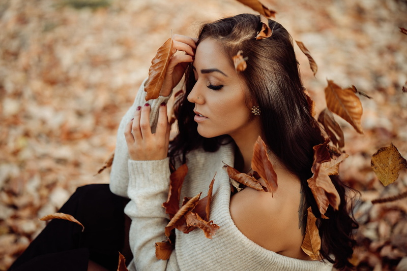 shoulder, leaves, Jaqueline Dube, hair, closed eyes, autumn, 1080P, mood, face, Andreas-Joachim Lins, girl, hands, pose