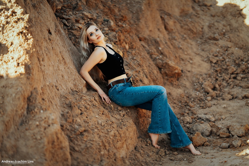 women outdoors, looking away, depth of field, side view, outdoors, Andreas-Joachim Lins, women, model, sitting, Loba, 1080P, blonde, jeans, barefoot, black tops