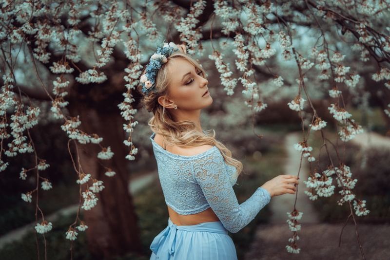 pose, tree, flowers, 8K, wreath, Andreas-Joachim Lins, Monika Metzner, flowering, branches, spring, mood, cherry, girl