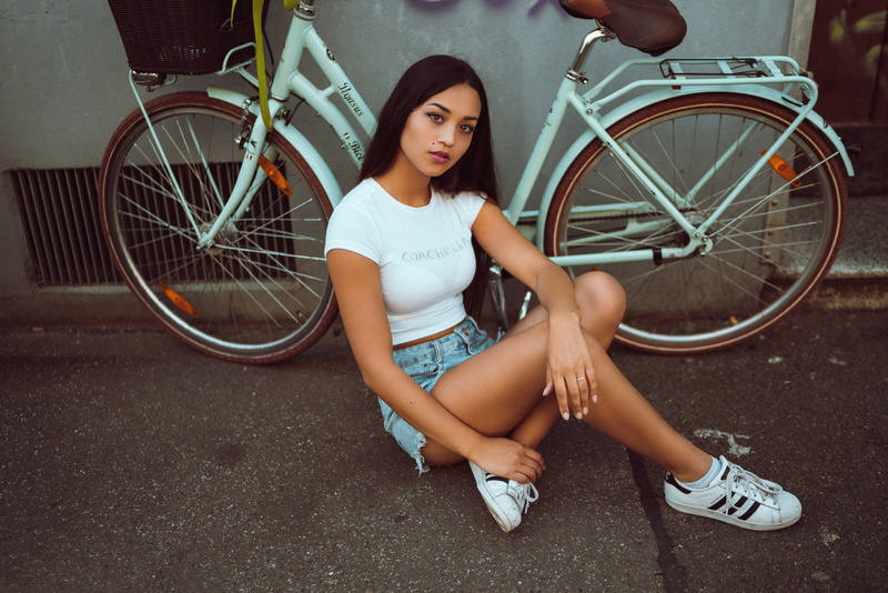 bike, feet, Laura Göcht, Andreas-Joachim Lins, sneakers, shorts, 1080P, pose