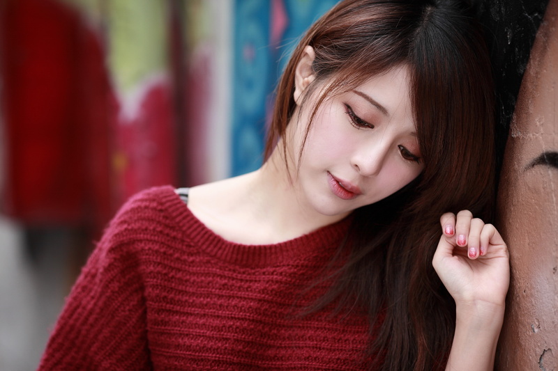 model, auburn hair, Asian, 5K, brown hair, close-up, young women, focus on foreground, long hair, face, brunette, beautiful woman, women, hairstyle, sweater