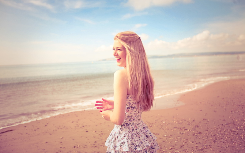 summer, hands, hair, girl, beach, sand, shore, laughter, mood, smile, 2K, landscape