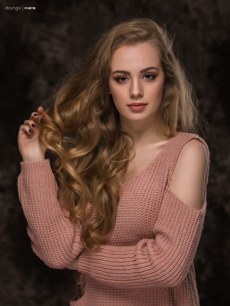 Wiktoria Gąsiewska, long hair, Tomasz Stankiewicz, sweater, painted nails, portrait display, 1080P, curly hair, face, holding hair, model, portrait, blonde