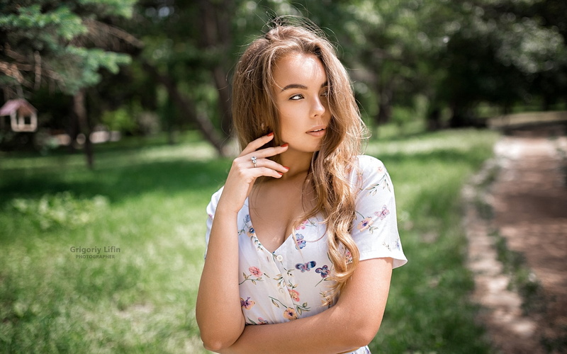 red nails, Grigoriy Lifin, women outdoors, 1080P, women, portrait, looking away