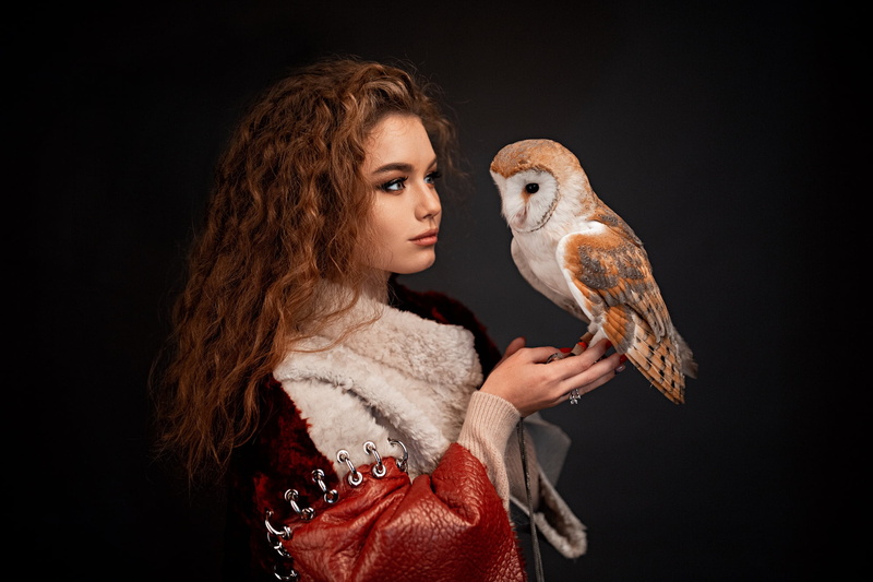 Alina Zaslavskaya, Grigoriy Lifin, dark background, owl, portrait, indoors, 1080P, animals, women indoors, women, face, red nails, brunette, birds, model