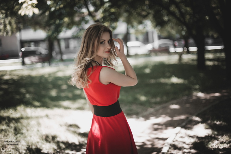 red dress, Grigoriy Lifin, model, 1080P, wavy hair, smiling, dress, women outdoors, depth of field, long hair, women, looking at viewer, blonde
